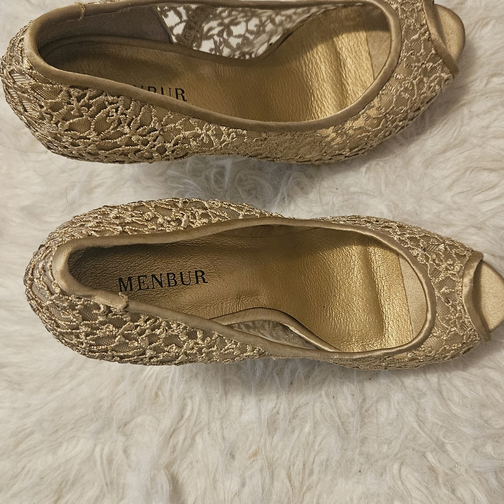 Menbur Gold Lace Peep-Toe Women's Shoes